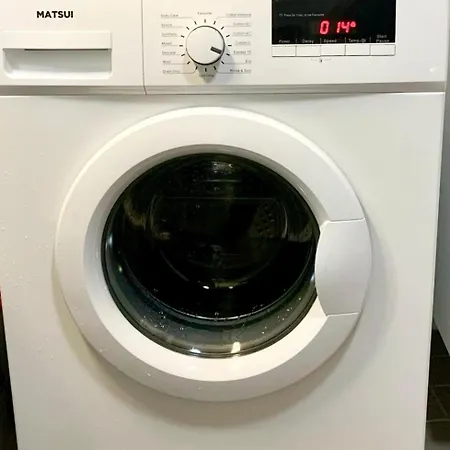 Stylish One Bedroom - Metro, Sauna And Free Parking 아파트 *