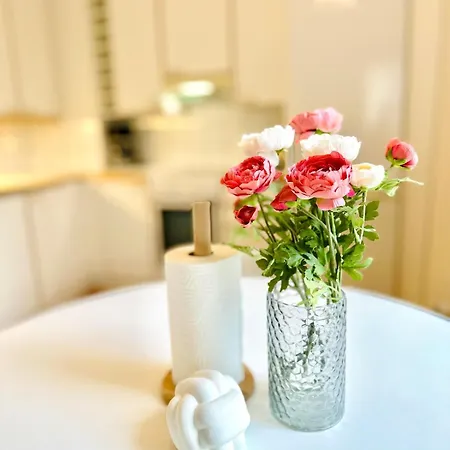 Huoneisto Stylish One Bedroom - Metro, Sauna And Free Parking